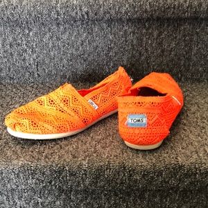 Women’s size 8 Tom’s